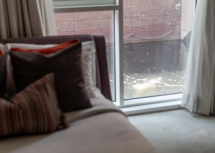 Stylish 2-Br Ground Floor Apt In Chelsea